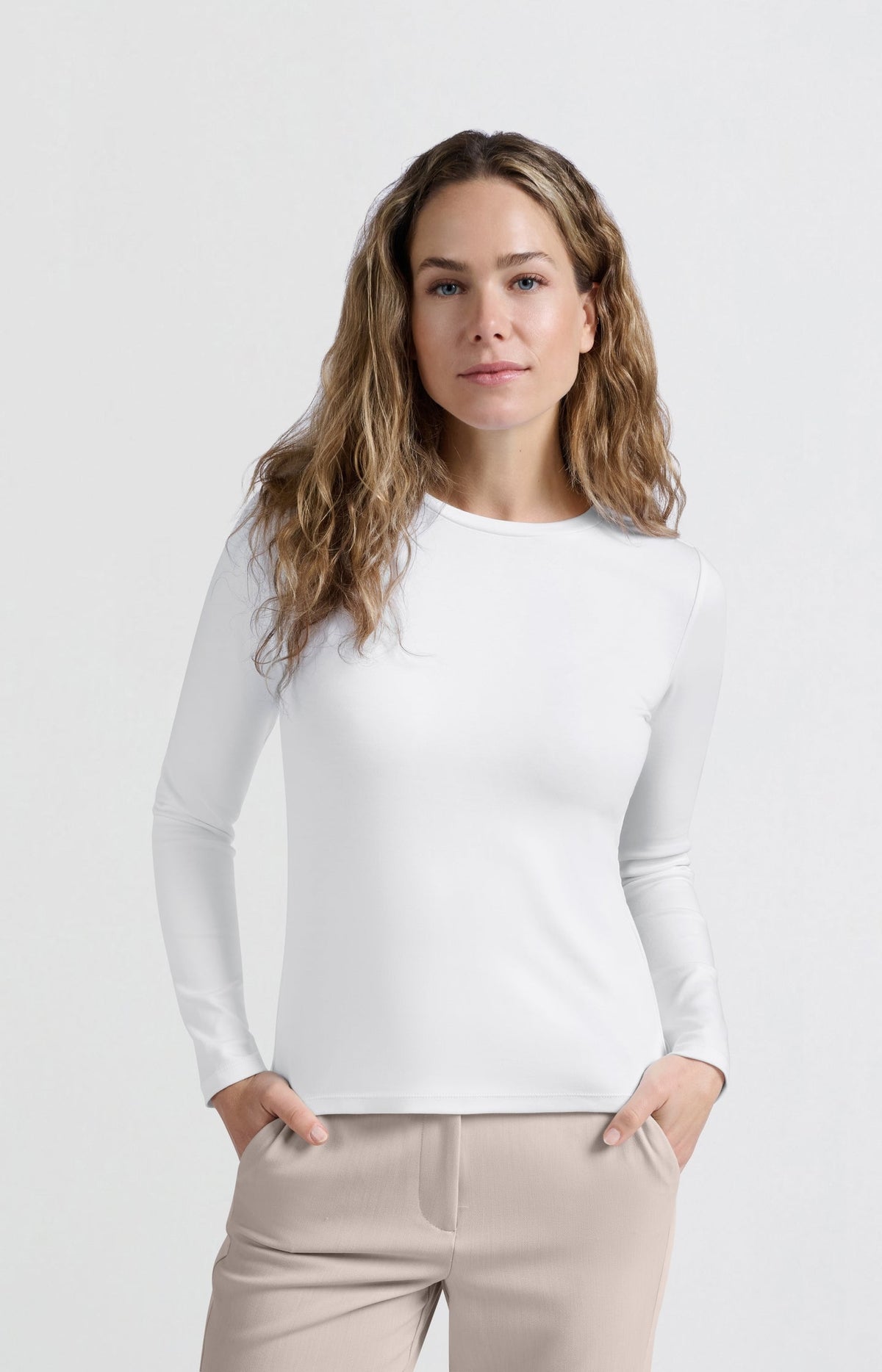 Basic T-shirt with long sleeves and round neck - Type: lookbook