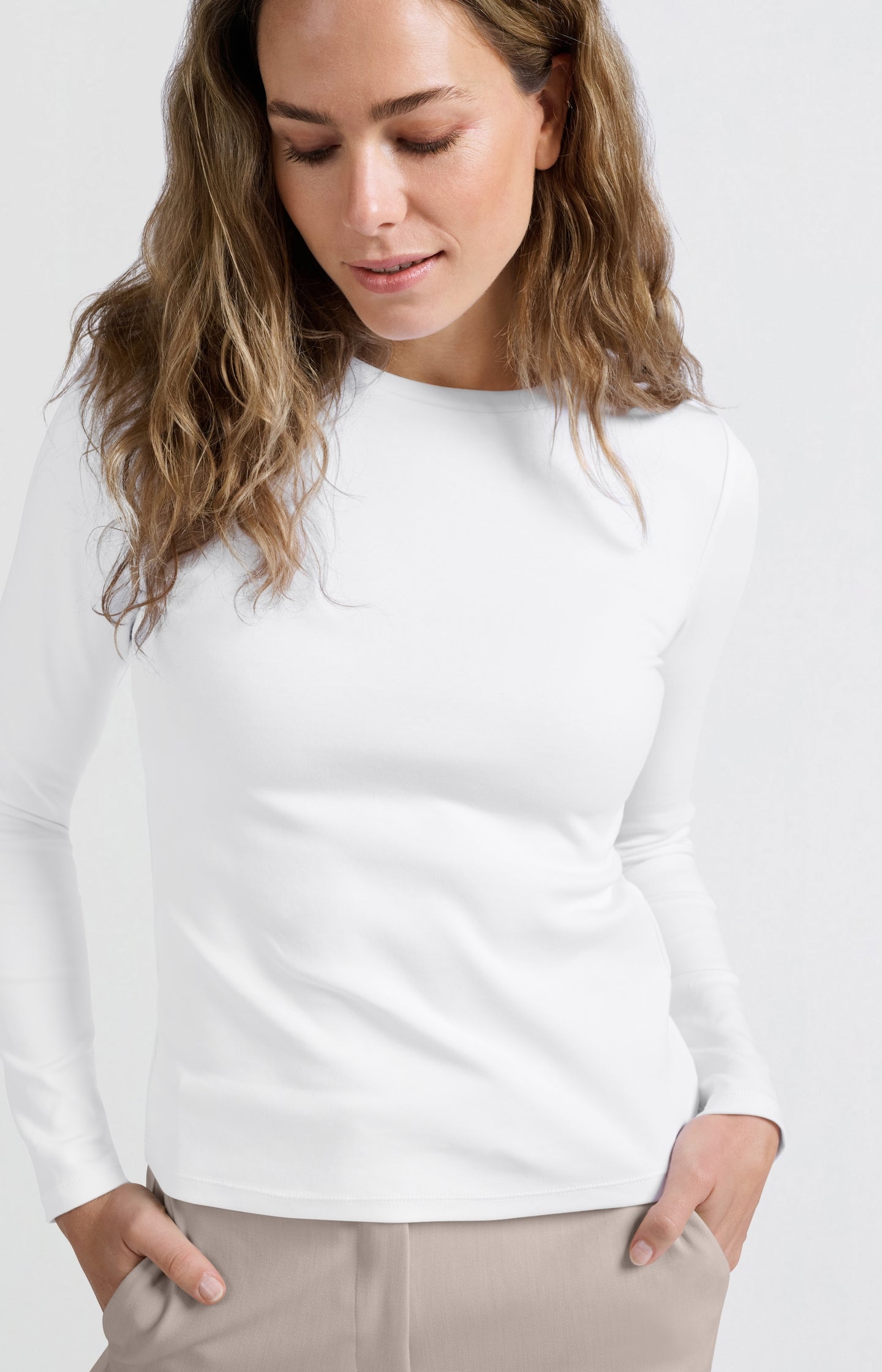 Basic T-shirt with long sleeves and round neck