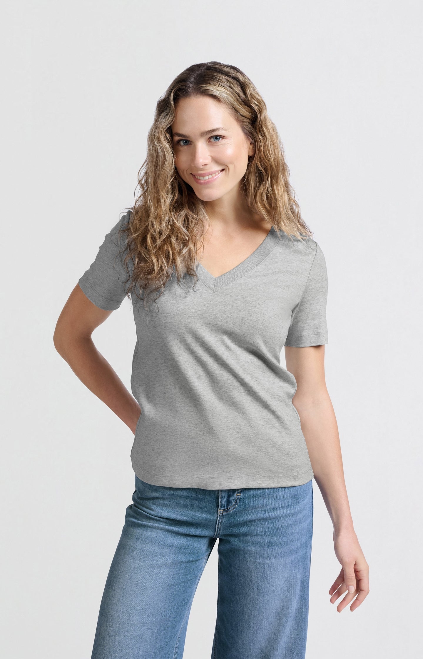 Basic T-shirt with V-neck and short sleeves