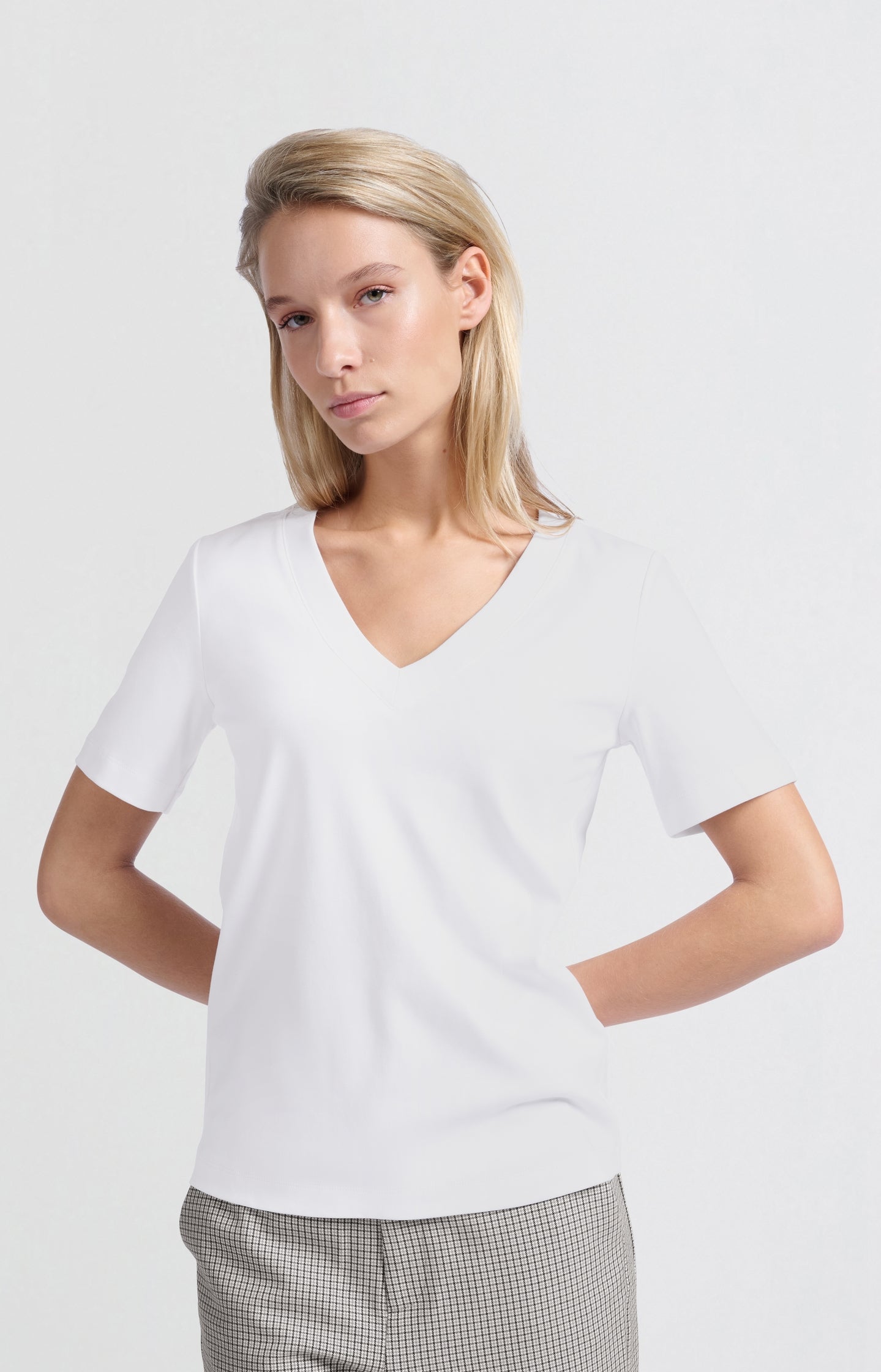 Basic T-shirt with V-neck and short sleeves