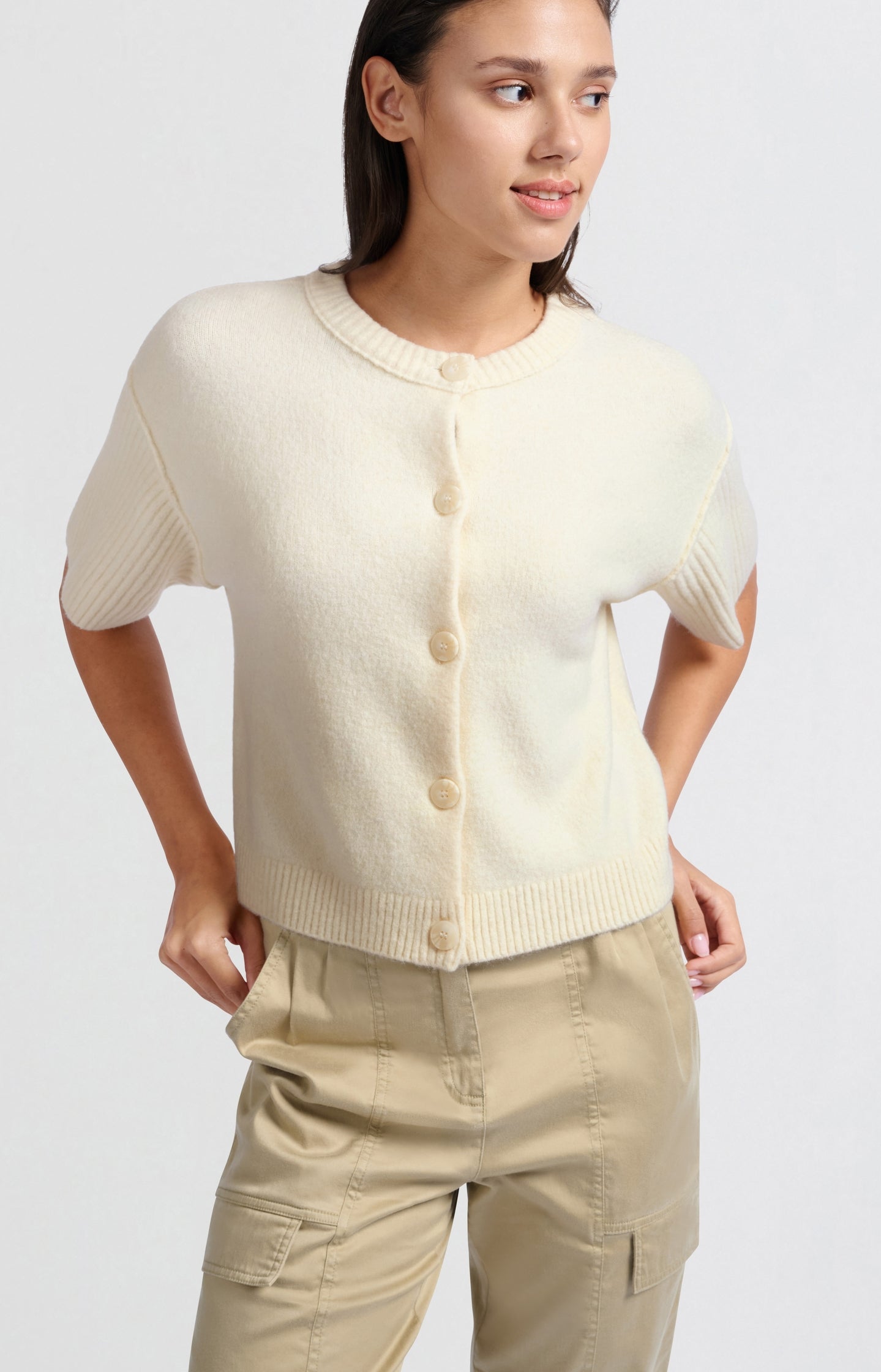 Cream-colored cardigan with short wide sleeves and round nec - Type: lookbook