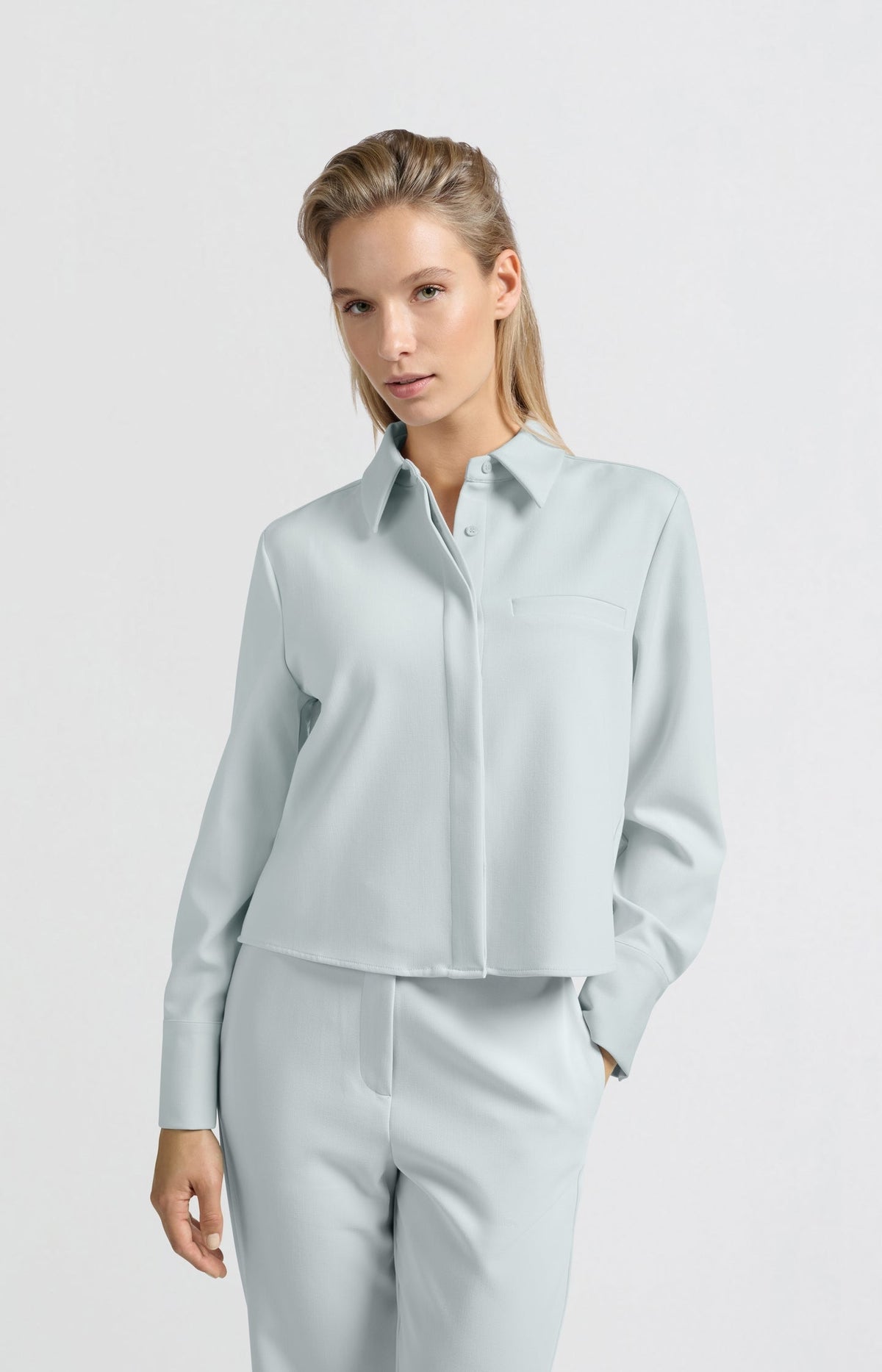 Cropped blouse with long sleeves and chest pocket