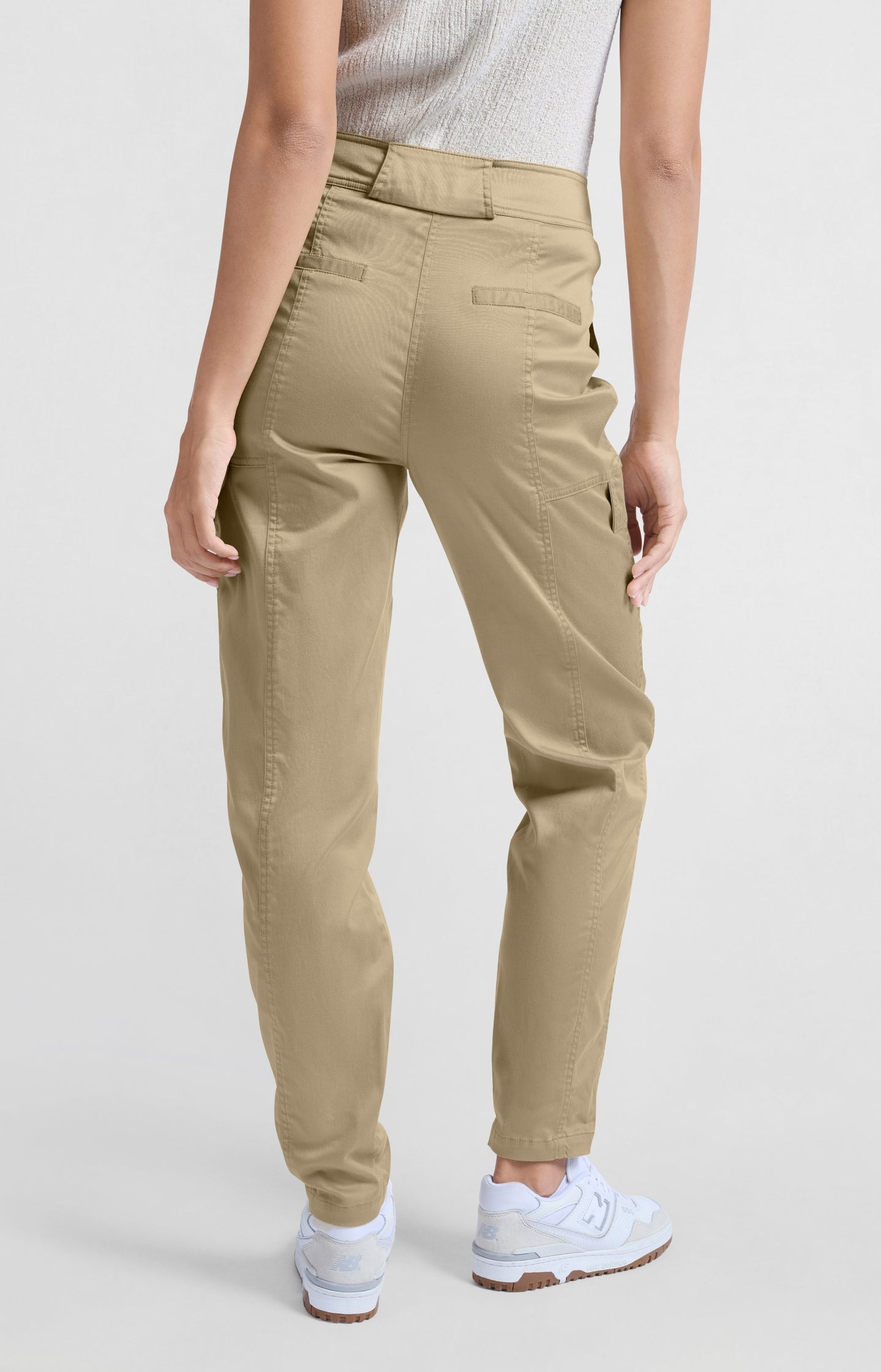 High waist cargo trousers with slim legs and pockets - Type: lookbook