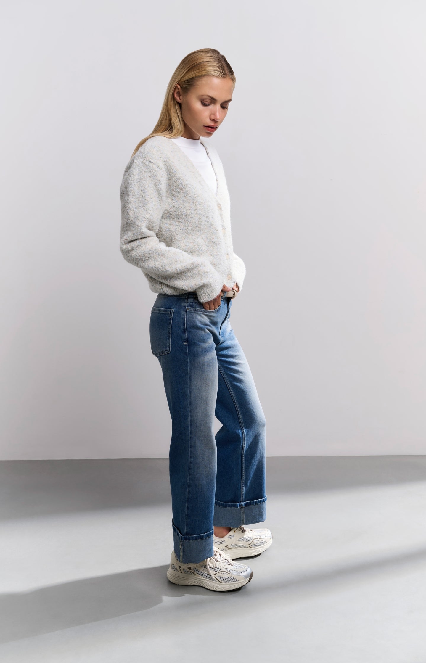 Mid waist denim with rolled-up hem - Type: lookbook