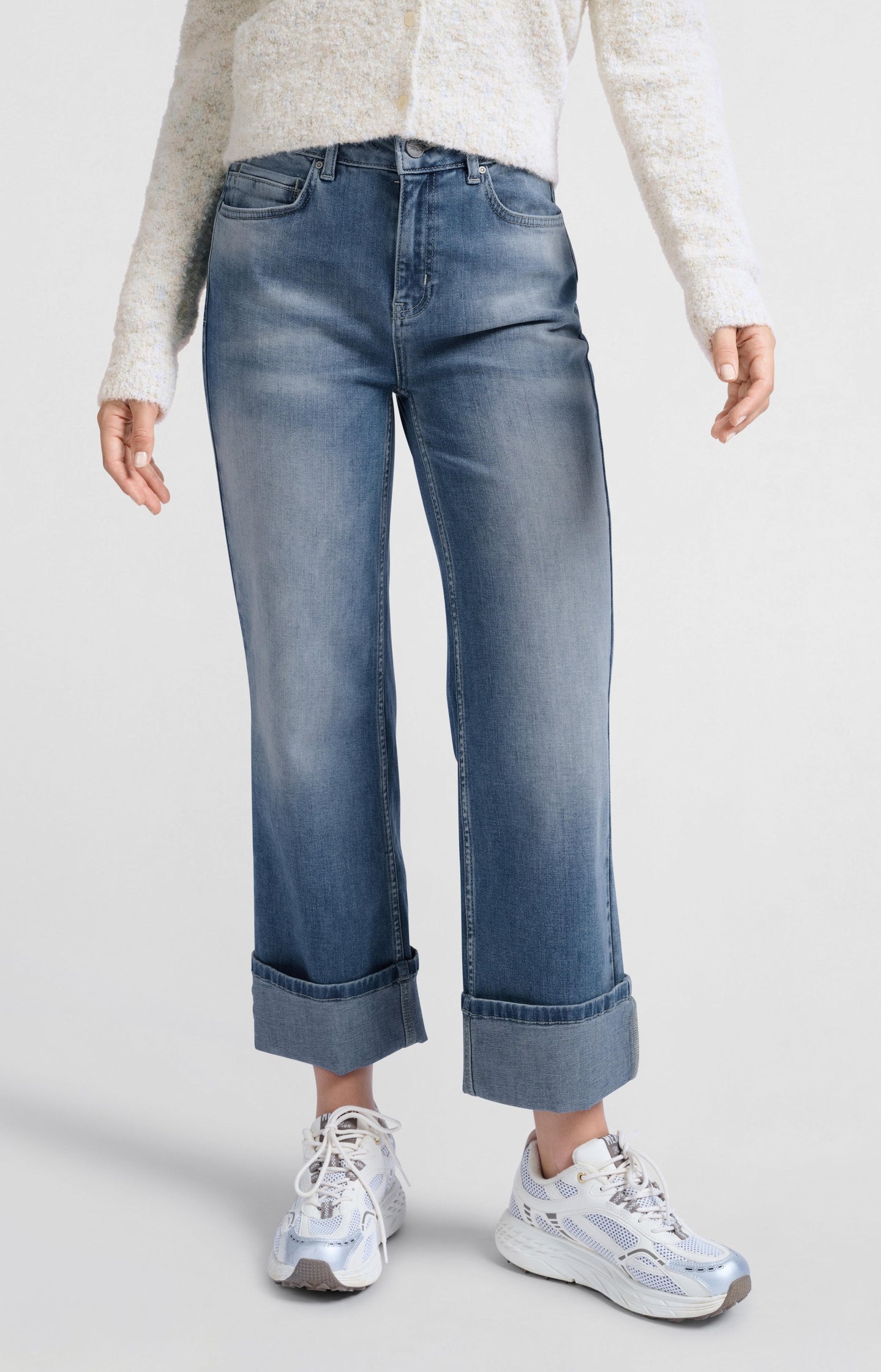 Mid waist denim with rolled-up hem