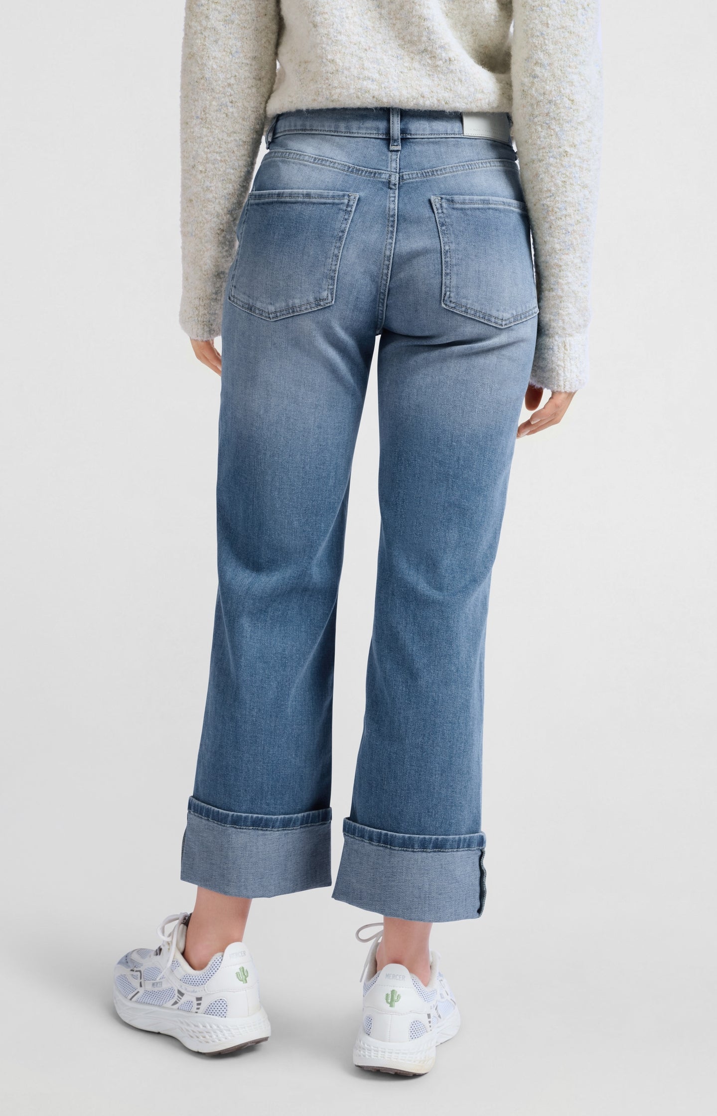 Mid waist denim with rolled-up hem