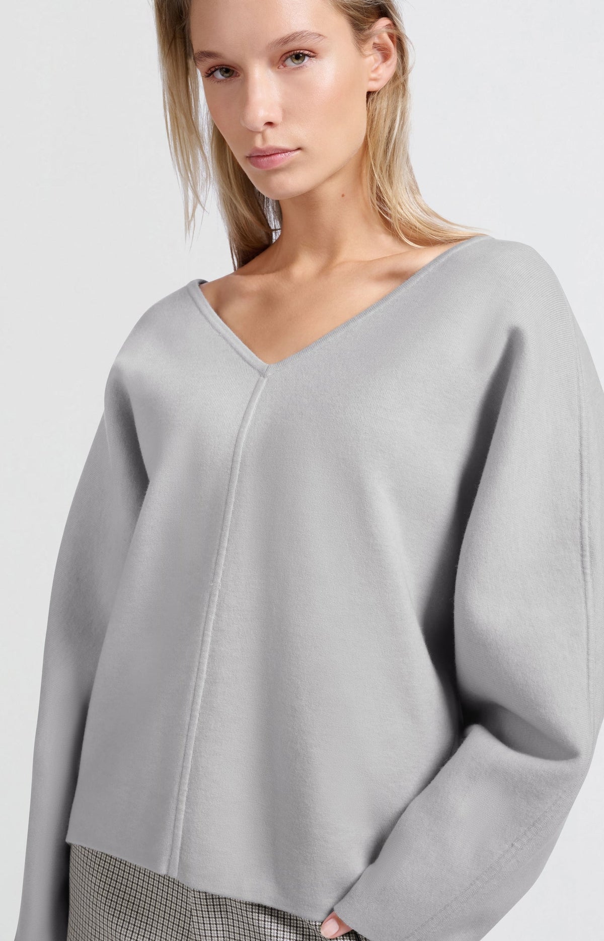 Oversized sweater with V-neck and long sleeves