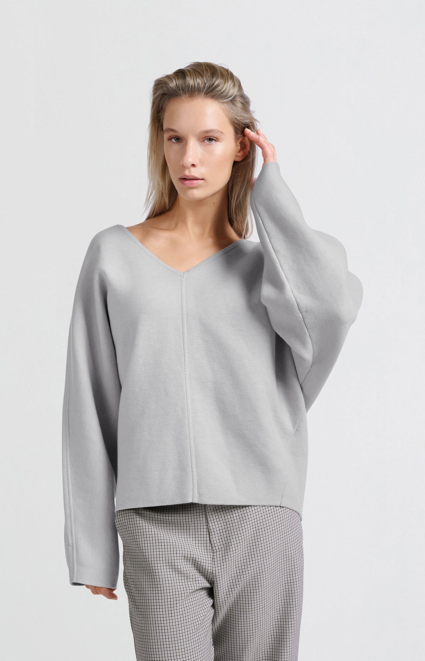 Oversized sweater with V-neck and long sleeves