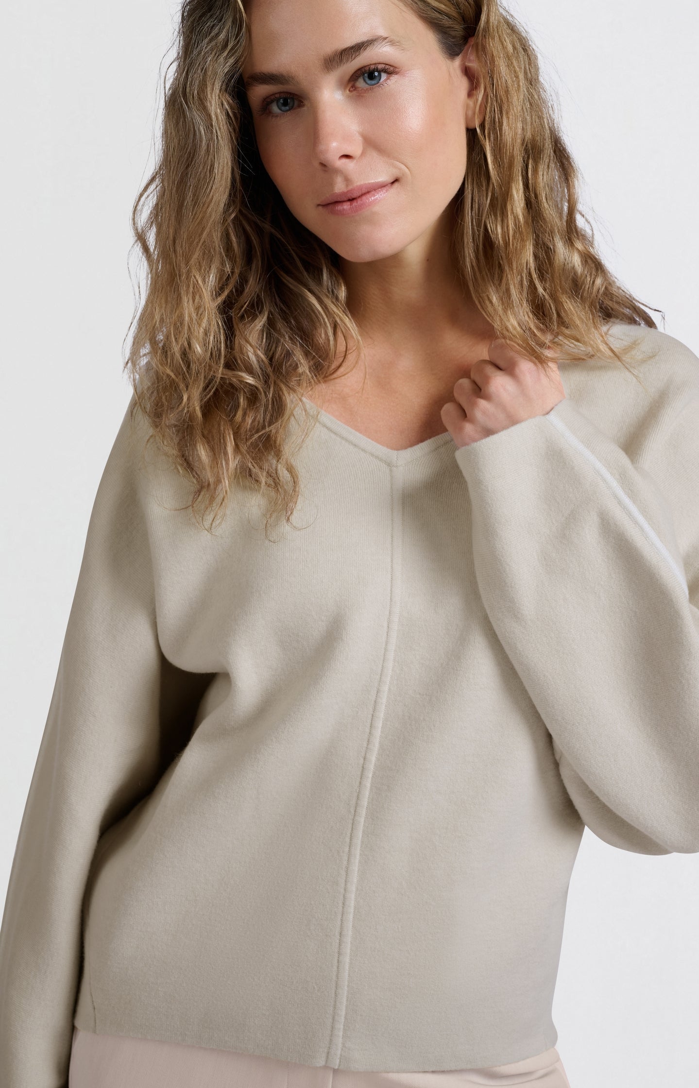 Oversized sweater with V-neck and long sleeves