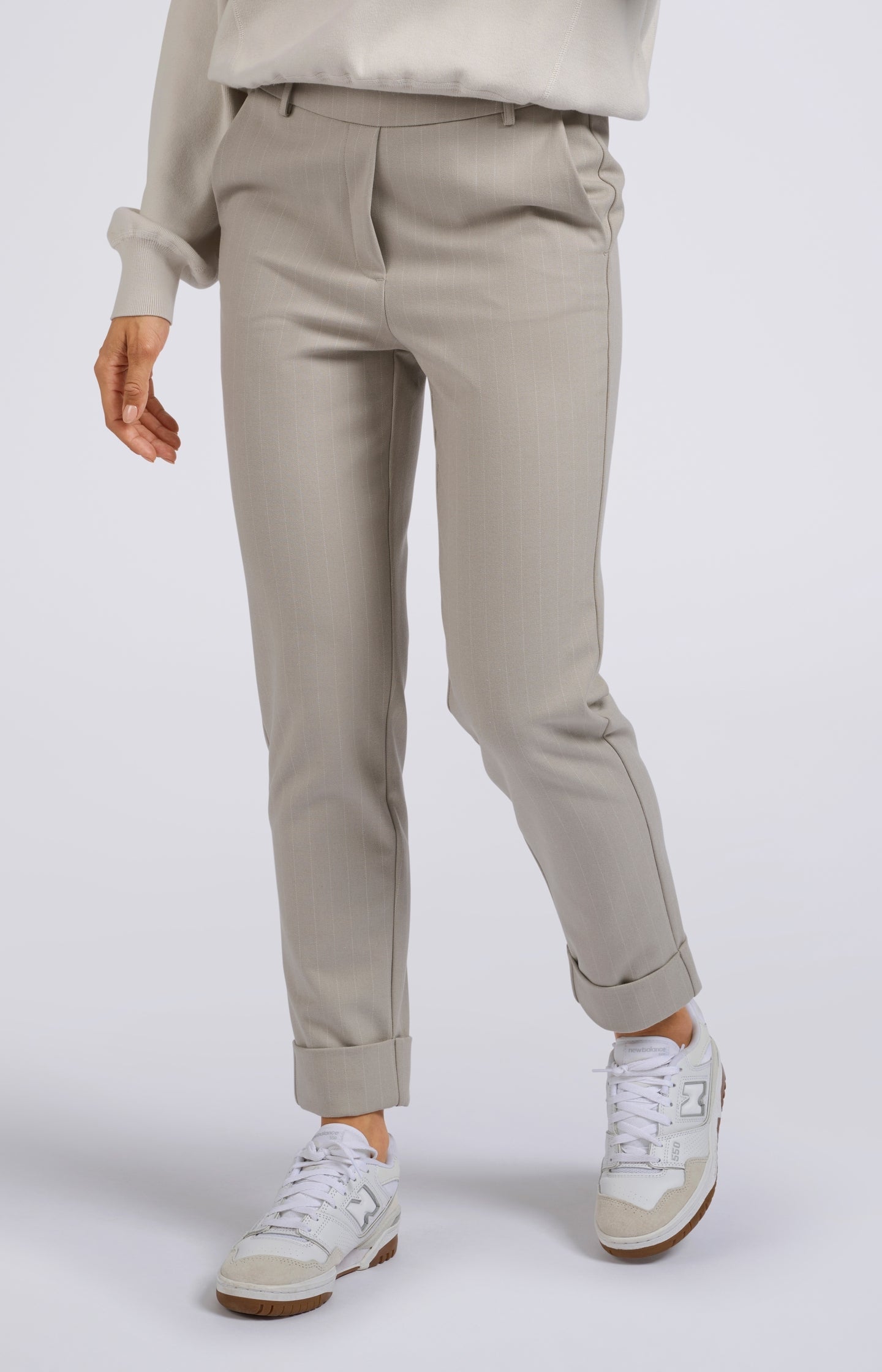 Pants with pinstripes, elastic waist and pockets