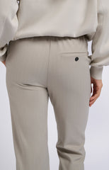 Pants with pinstripes, elastic waist and pockets