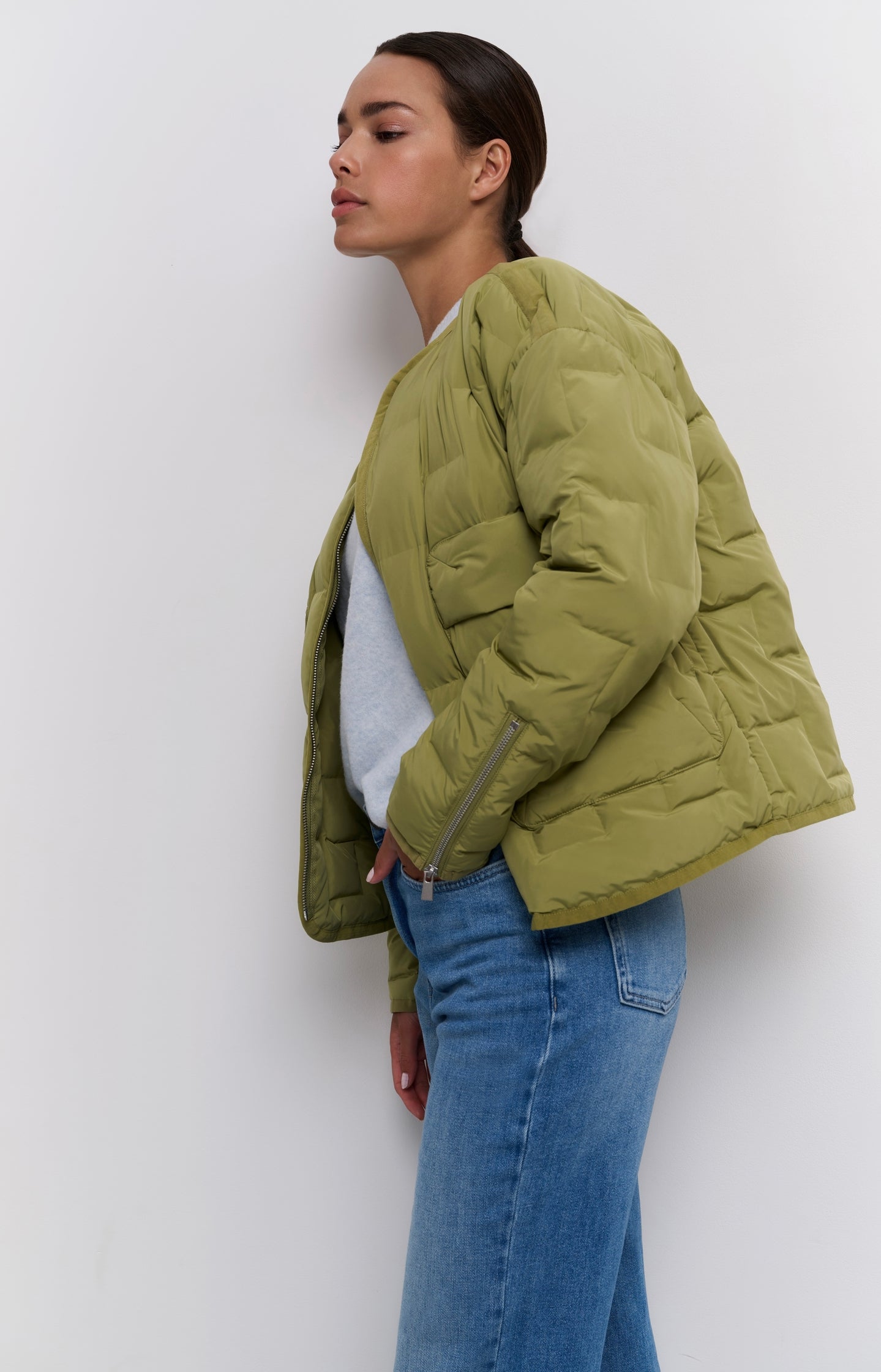 Short quilted jacket with pockets and zipper closure