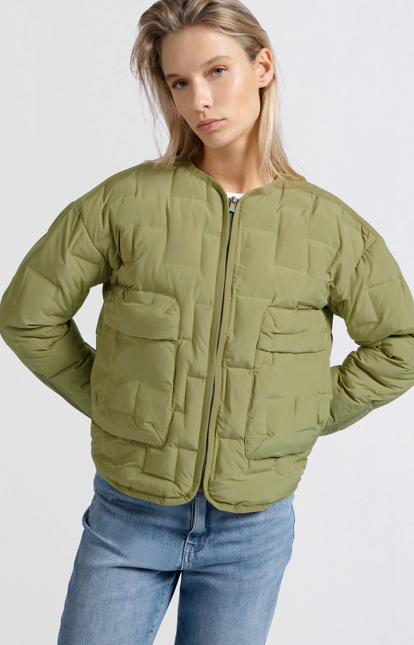 Short quilted jacket with pockets and zipper closure