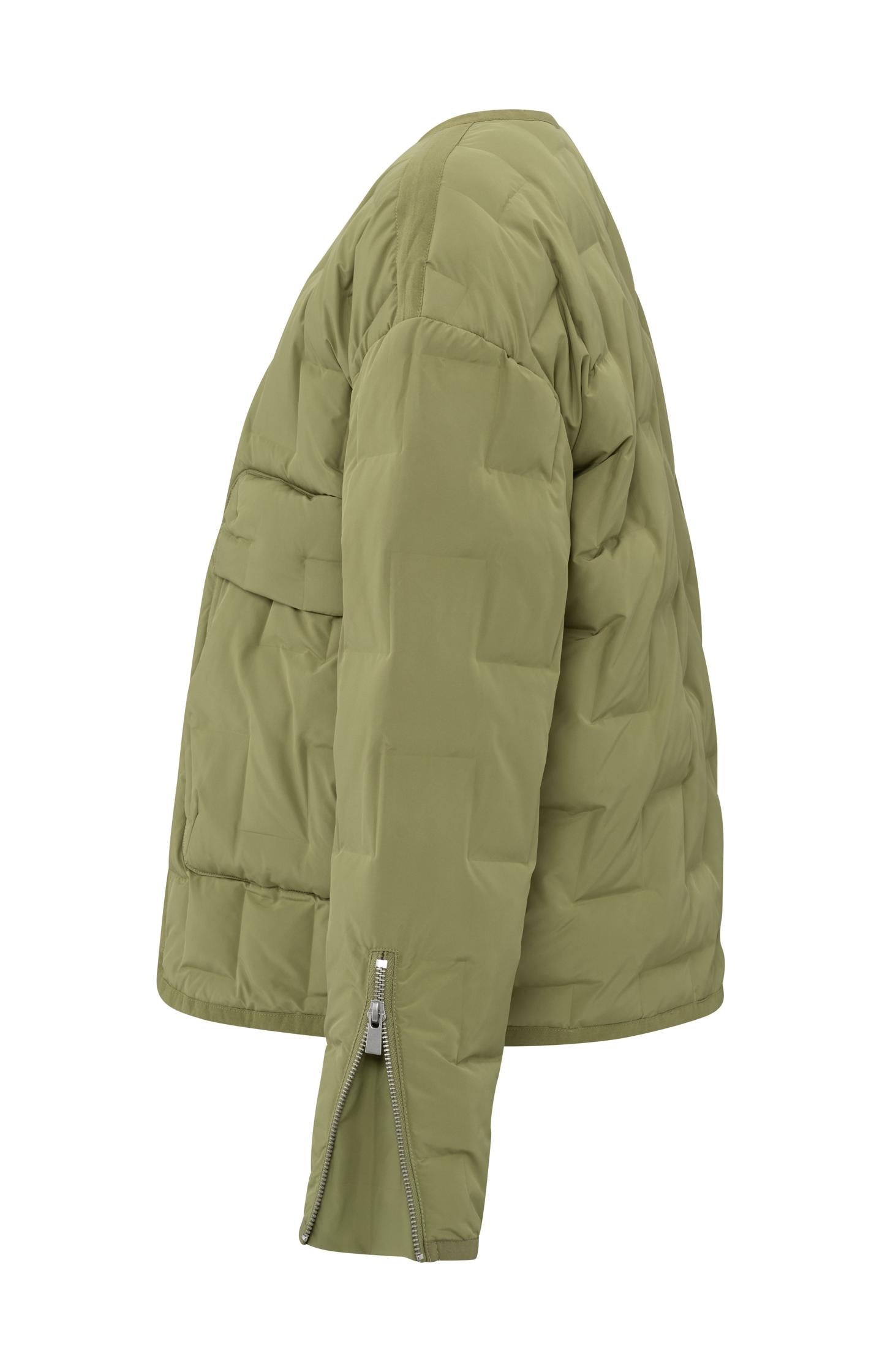 Short quilted jacket with pockets and zipper closure