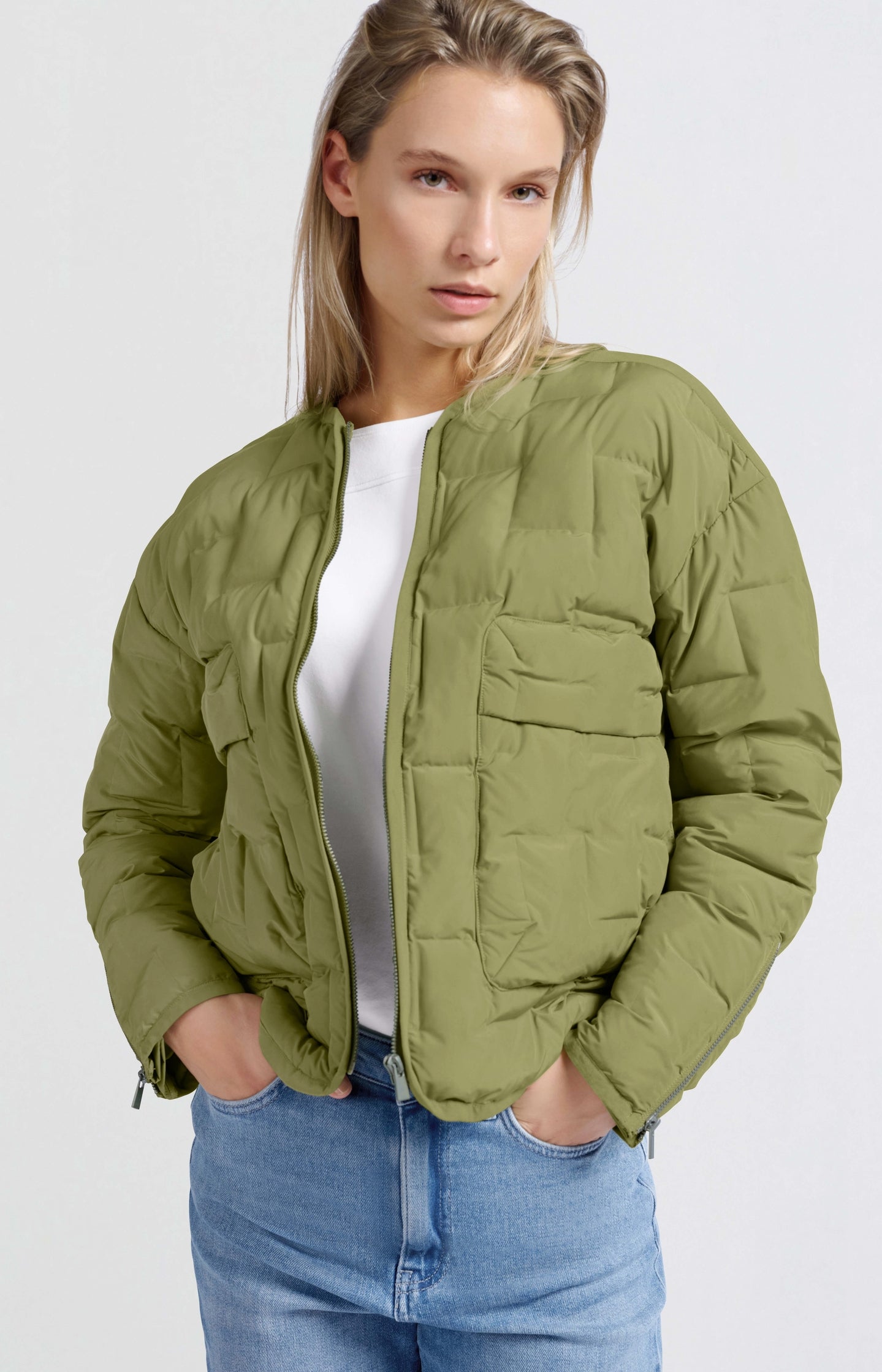 Short quilted jacket with pockets and zipper closure