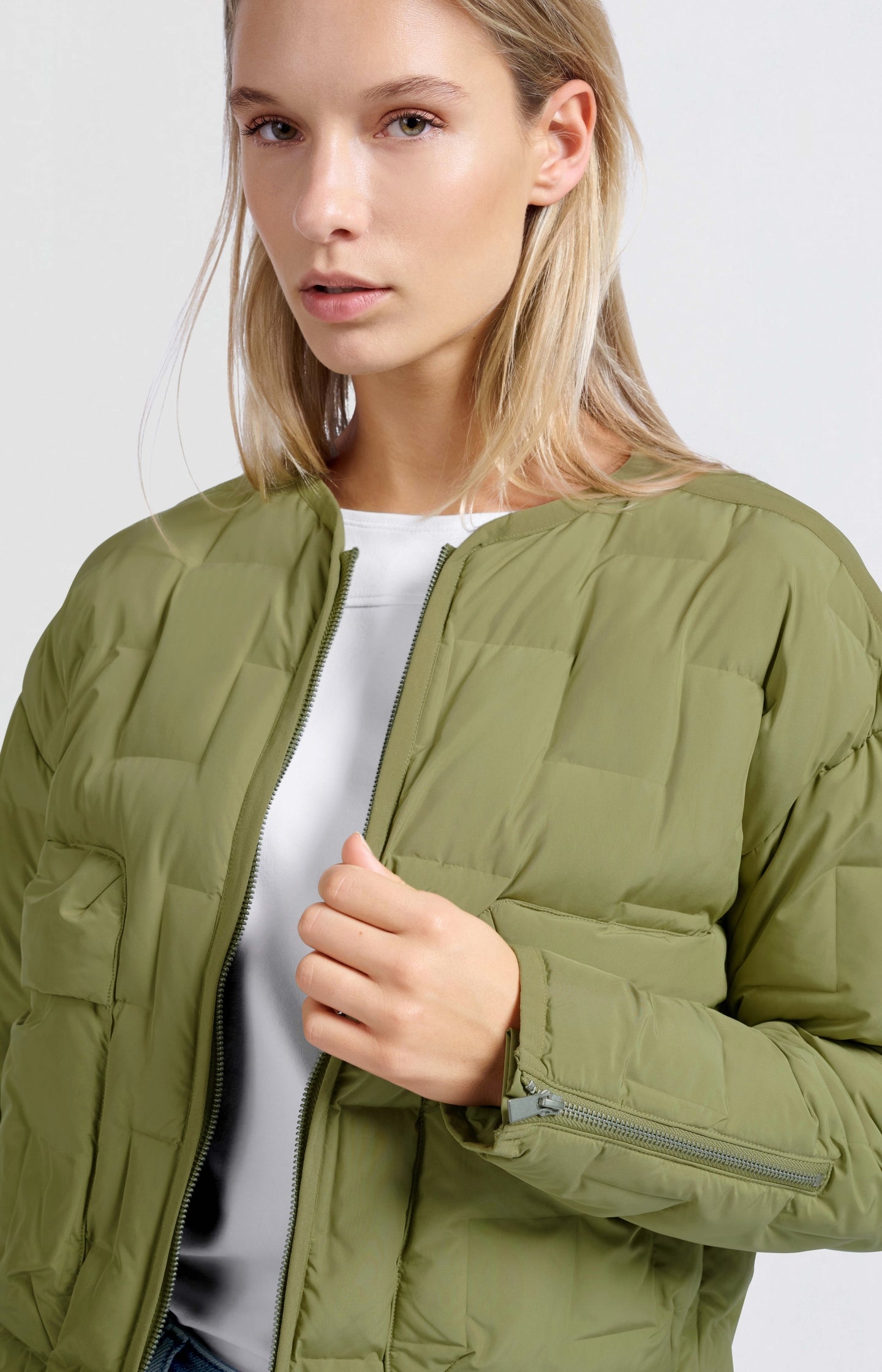 Short quilted jacket with pockets and zipper closure