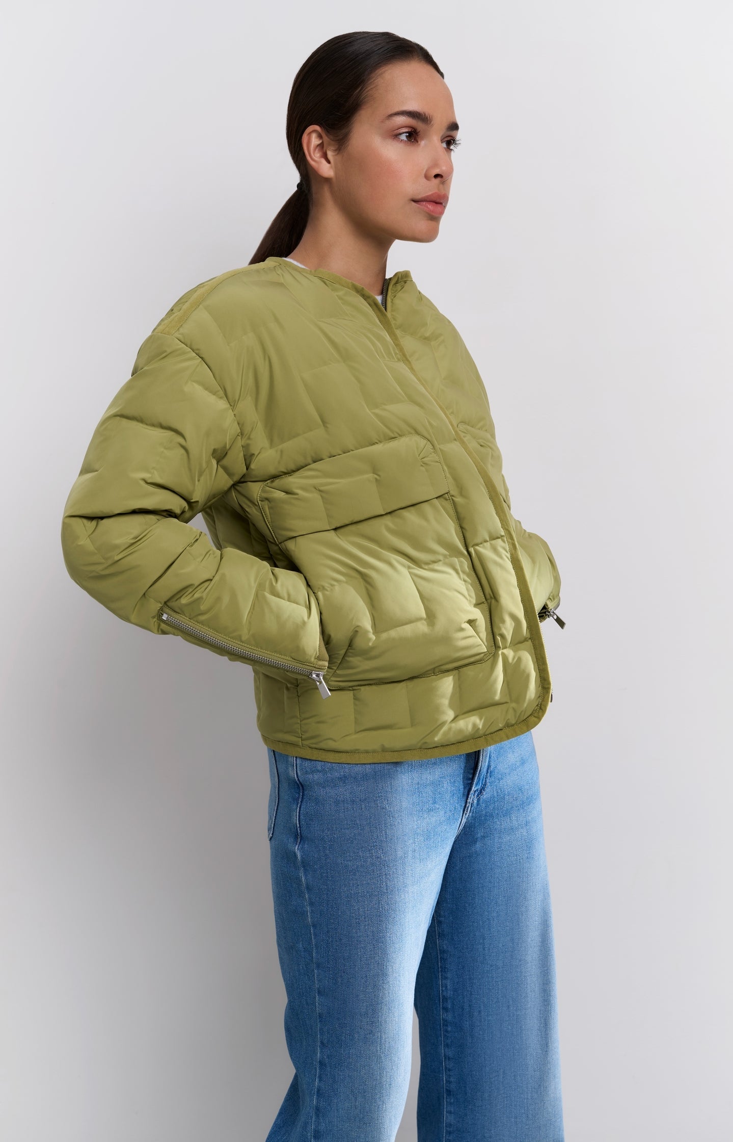 Short quilted jacket with pockets and zipper closure