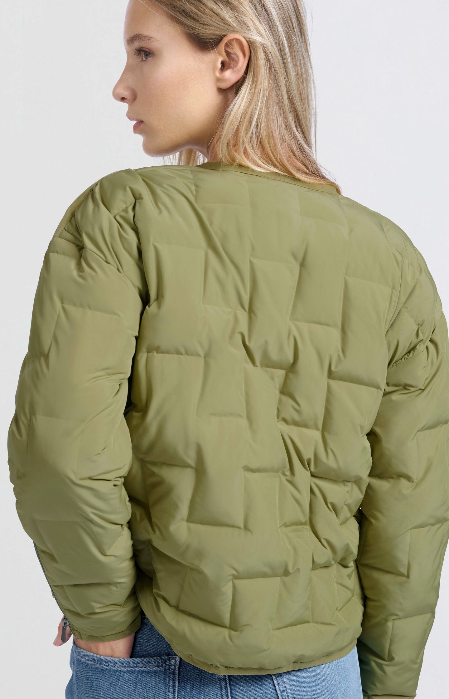 Short quilted jacket with pockets and zipper closure