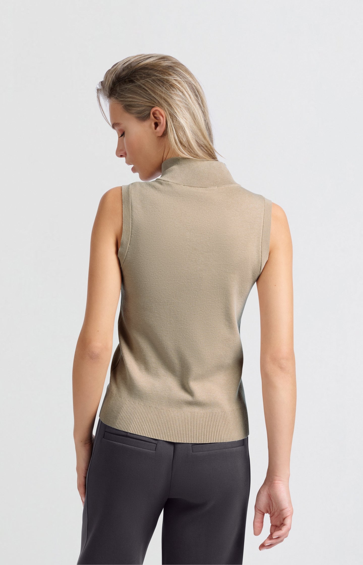 Sleeveless sweater with block stripes and half-zip