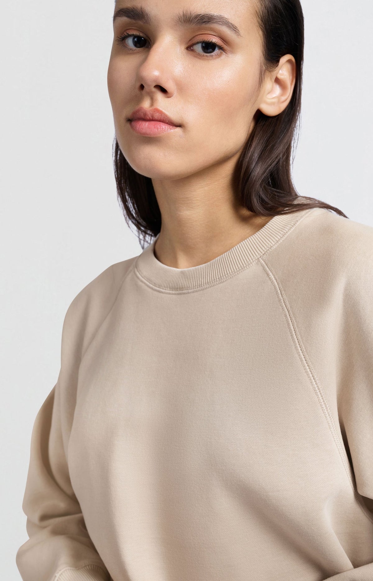 Sweater with round neck and raglan sleeves