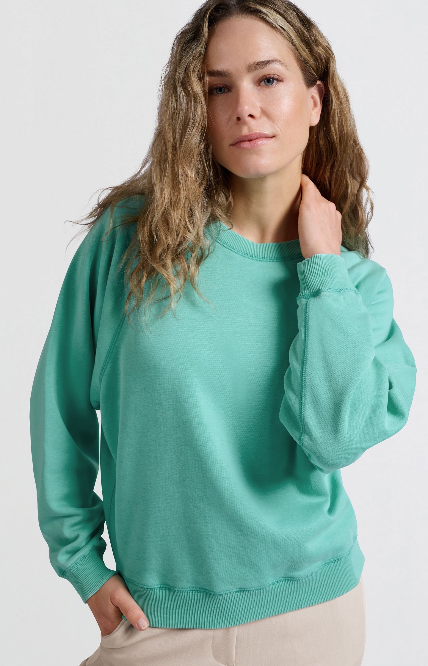 Sweater with round neck and raglan sleeves