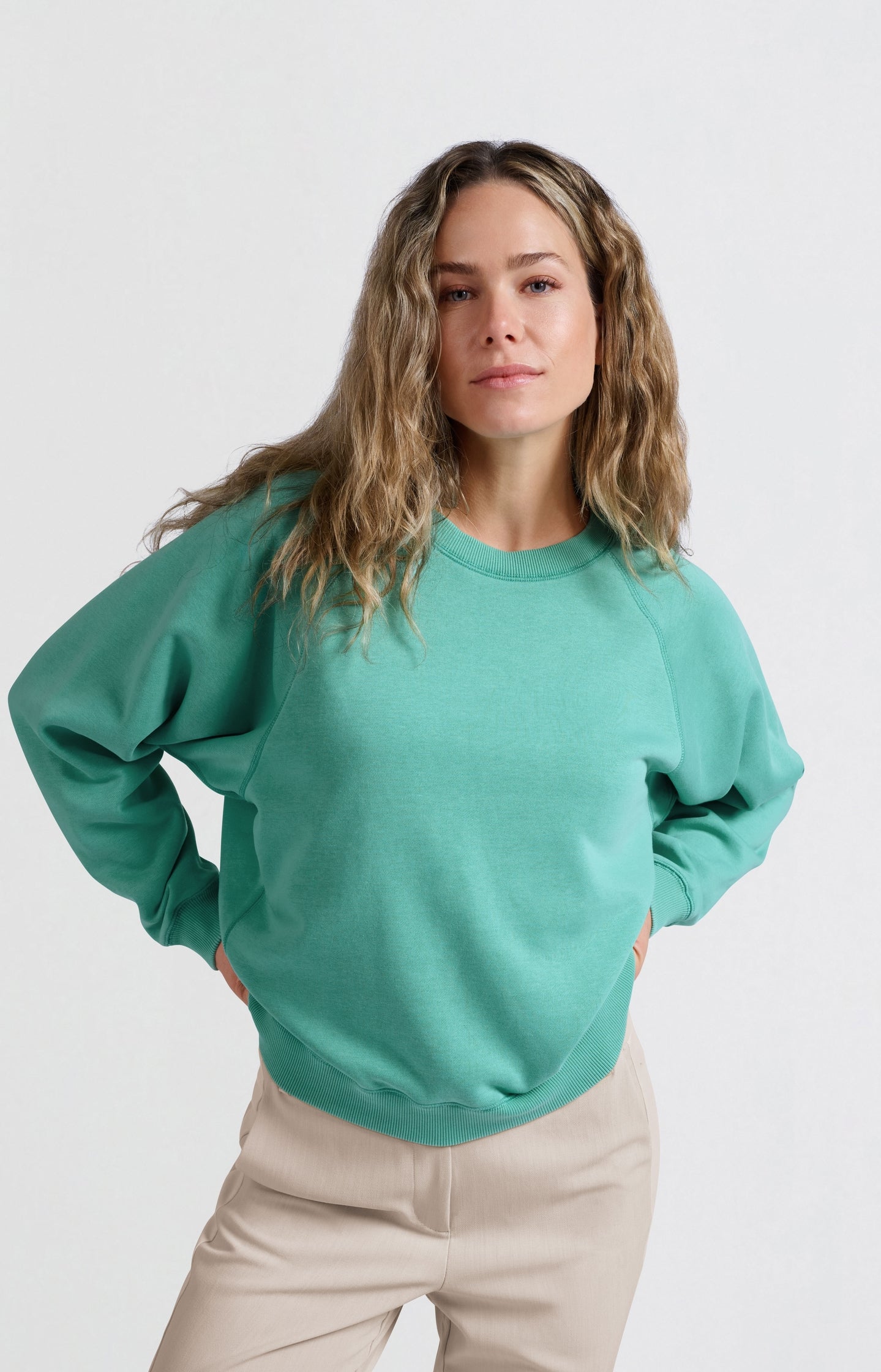 Sweater with round neck and raglan sleeves - Type: lookbook