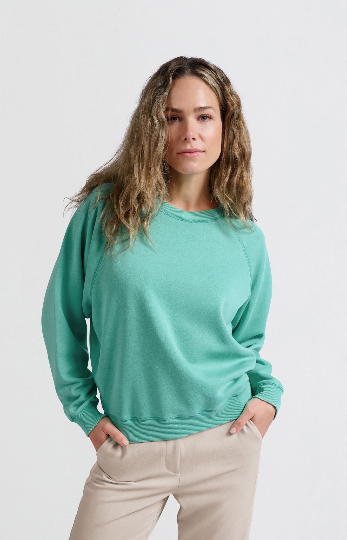 Sweater with round neck and raglan sleeves