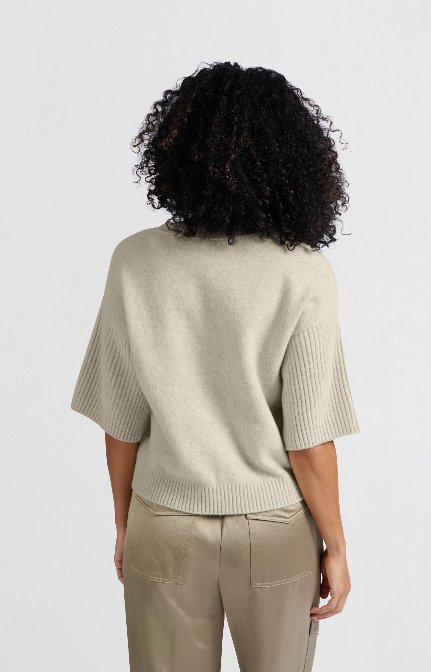 Sweater with round neck and short ribbed sleeves