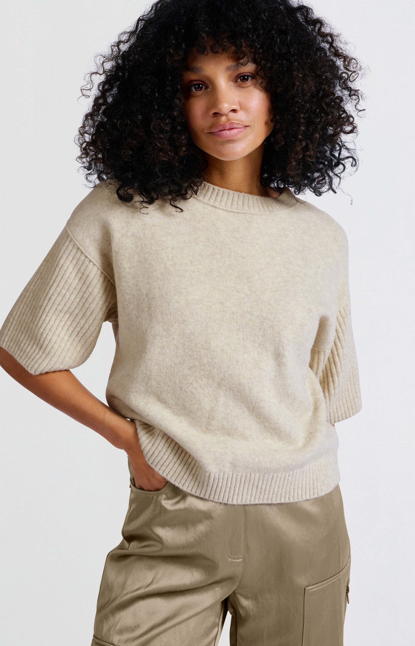 Sweater with round neck and short ribbed sleeves