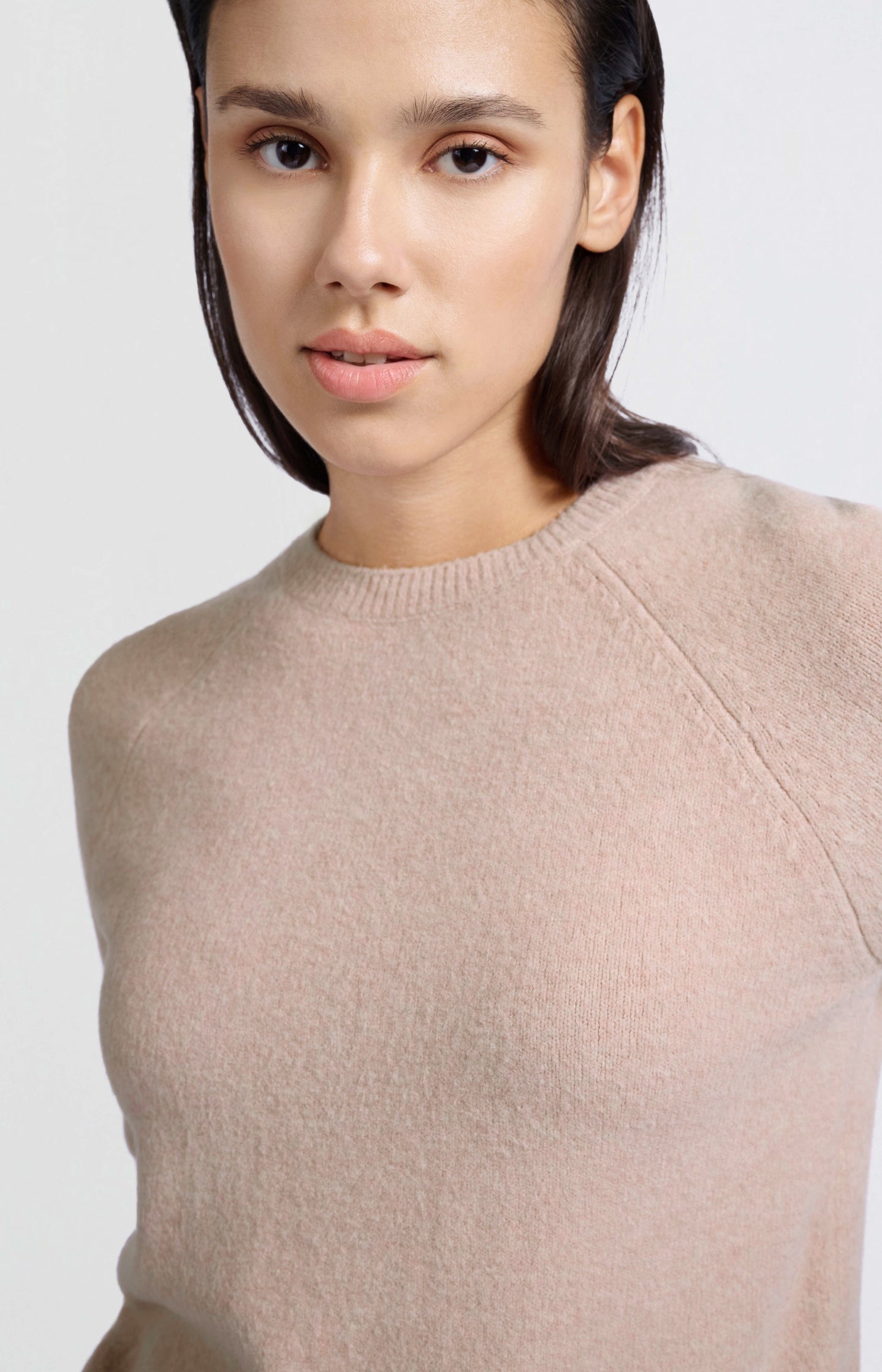 Sweater with short raglan sleeves and round neckline