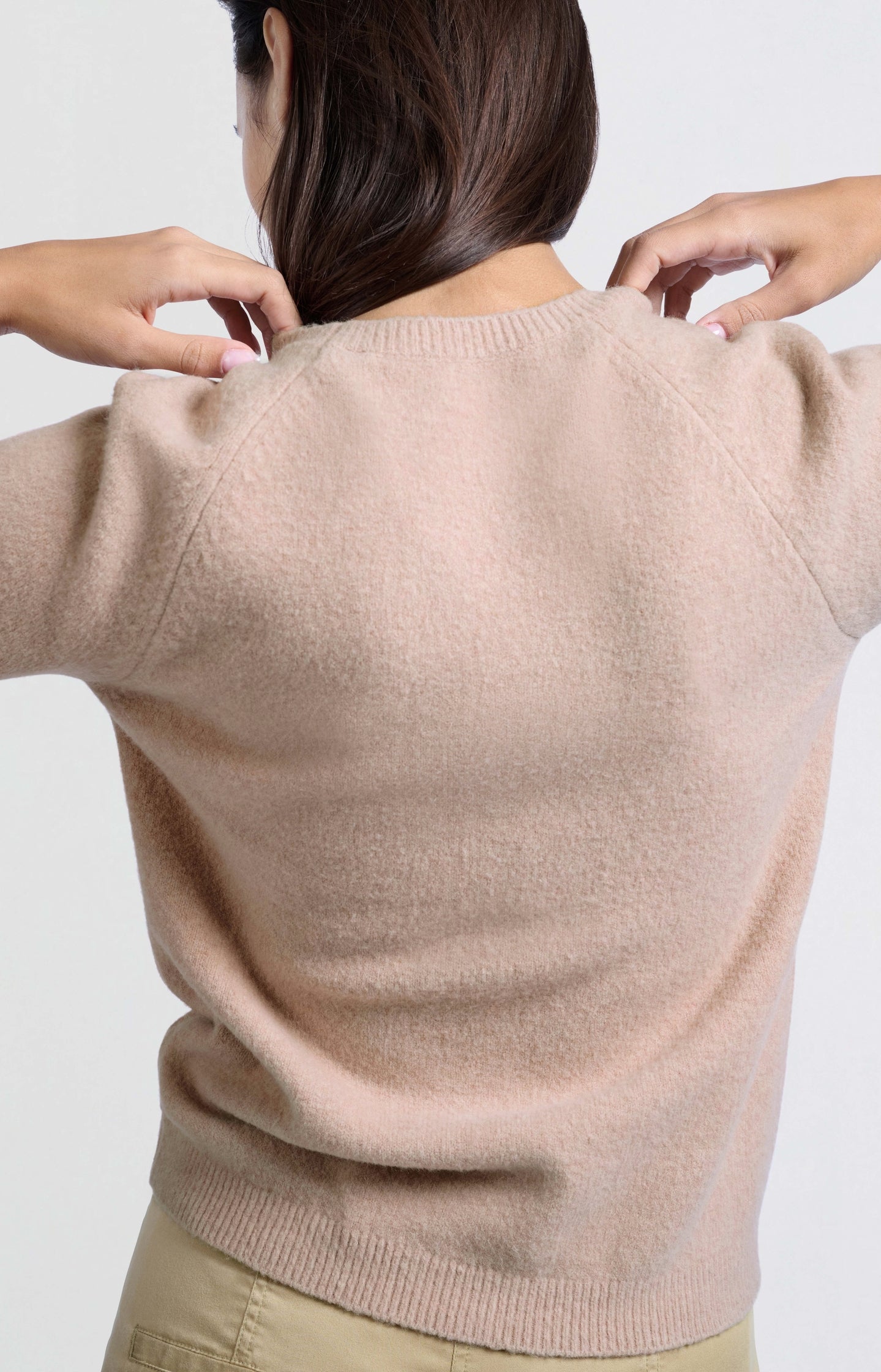 Sweater with short raglan sleeves and round neckline