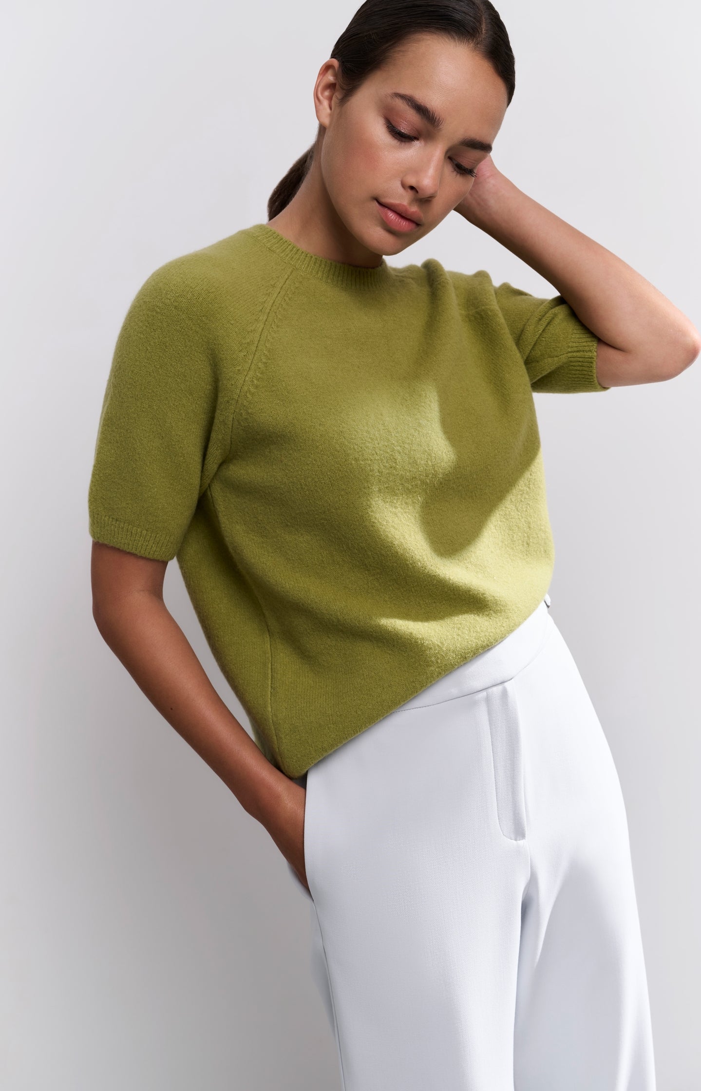 Sweater with short raglan sleeves and round neckline - Type: lookbook