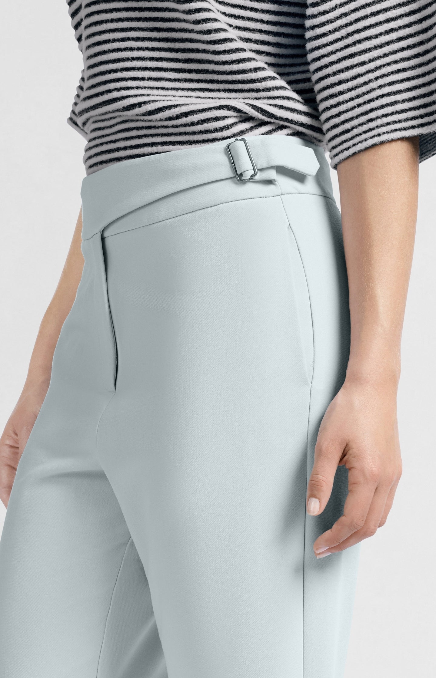 Trousers with high waist and buckle closure