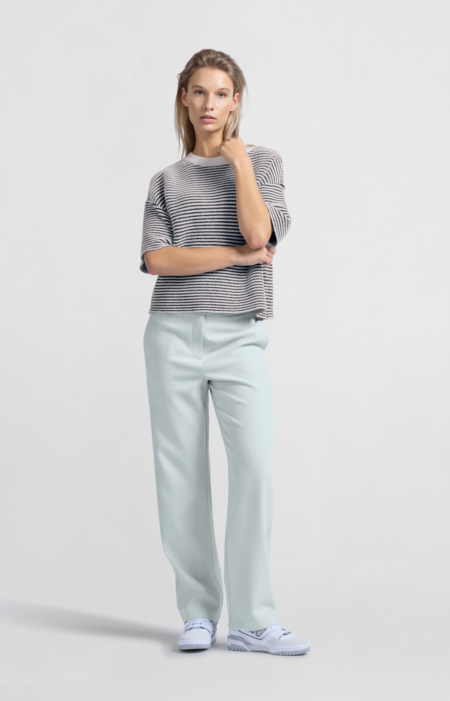 Trousers with high waist and buckle closure